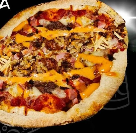 Abby's Tripleta — pollo, jamón, pernil, papitas y mayoketchup