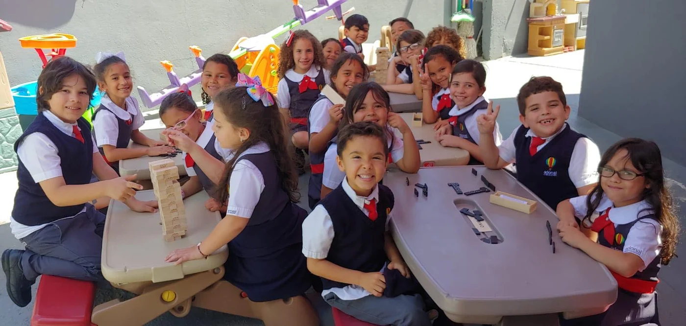 Estudiantes de Adonai Christian School jugando juntos en el área de recreo