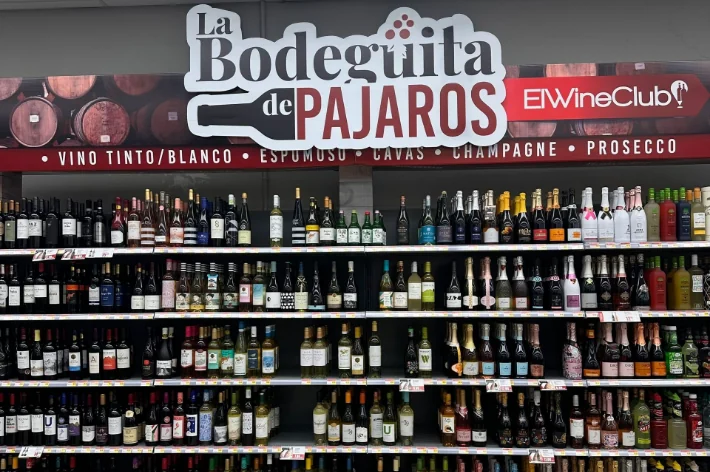 La Bodeguita de Pájaros Wine Club — letrero y estantes llenos de vinos en Supermercados Agranel