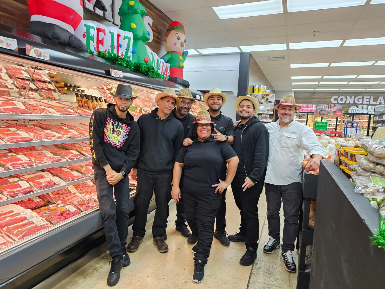 Equipo de Supermercados Agranel en pasillo de carnes con decoración navideña — algunos del equipo (hay más detrás del lente)