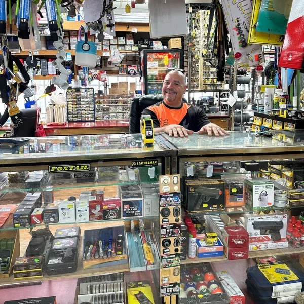 Dueño en el mostrador de ferretería lleno de productos