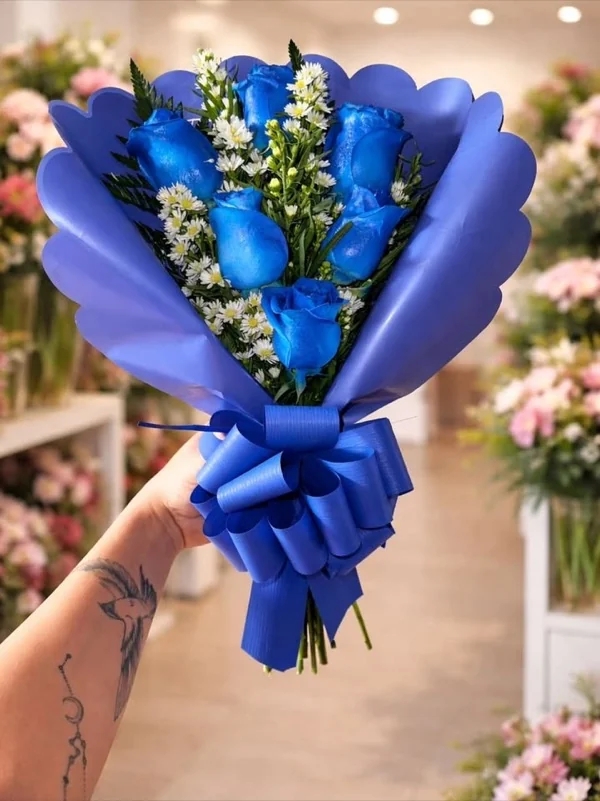 Ramo de rosas azules hecho a mano dentro de la floristería Alvit en Vega Baja