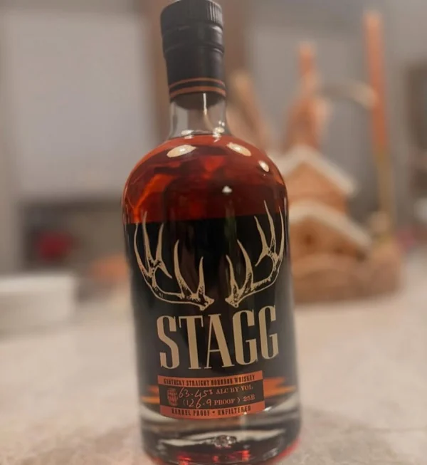 Botella de bourbon Stagg sobre la barra