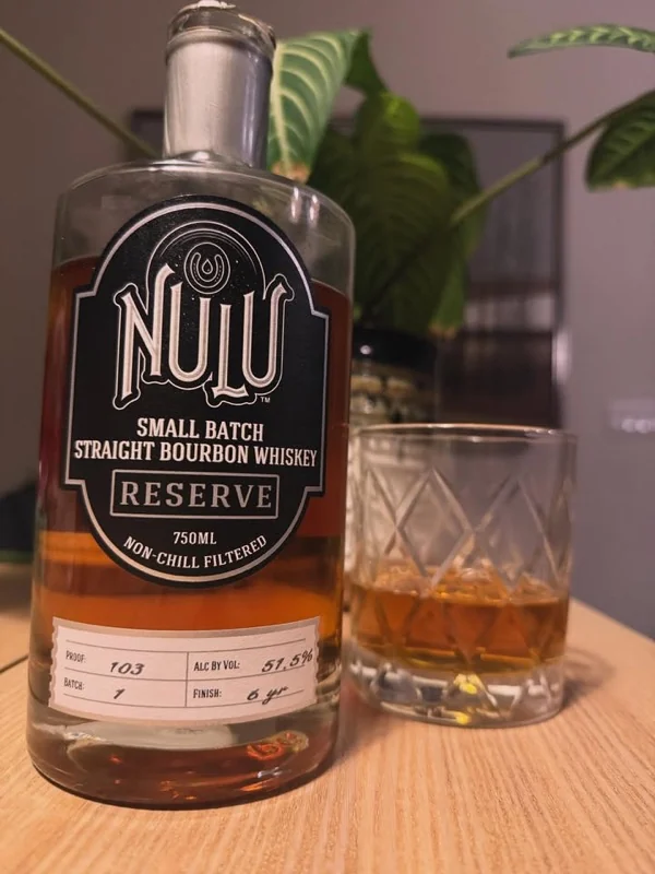 Botella de bourbon small batch y vaso servido