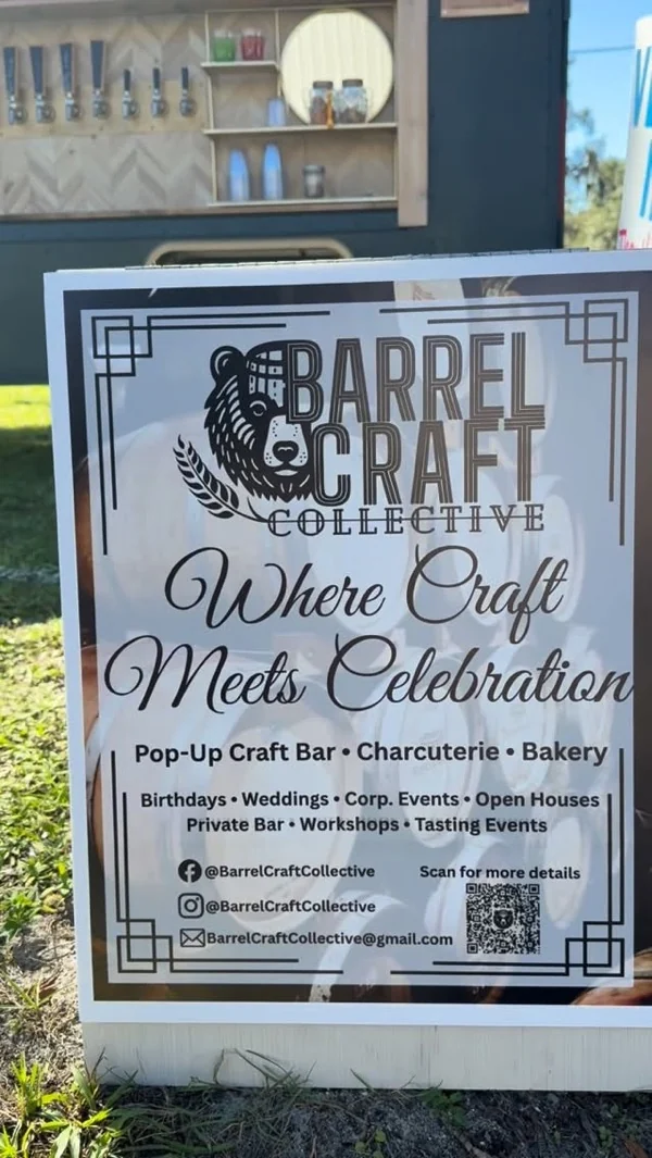 Letrero de Barrel Craft Collective frente al trailer de grifos
