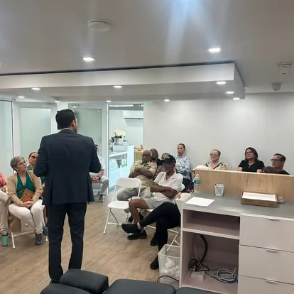 Doctor dando una charla de salud a la comunidad