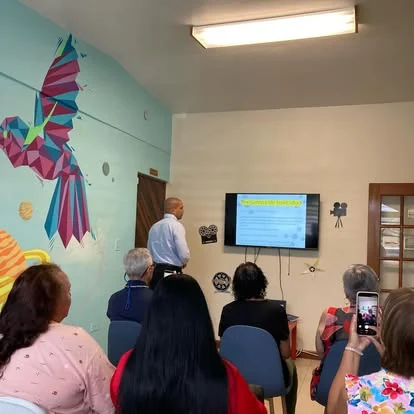 Taller educativo con asistentes en el centro