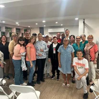 Grupo de pacientes y familias en el centro