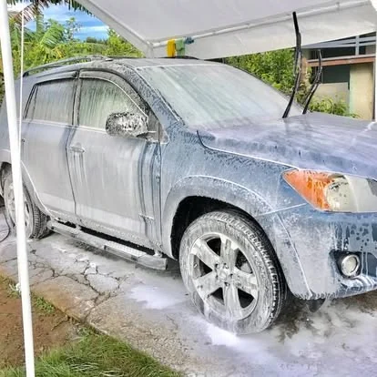 Auto cubierto de espuma en Brother's Car Wash, Caguas