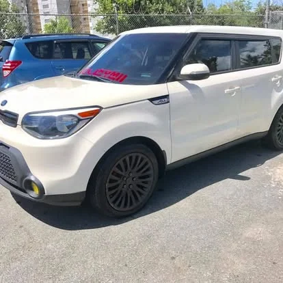 Kia blanco recién lavado