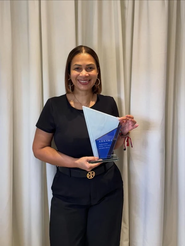 Fundadora de By Cy Spa con su premio ARKANA