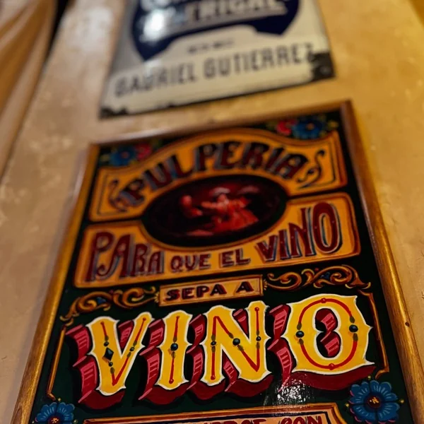 Cartel fileteado pintado a mano: para que el vino sepa a vino