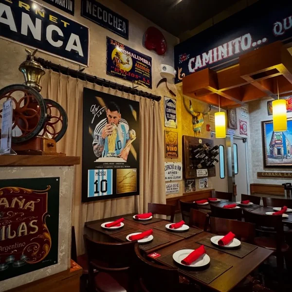 Salón de Caminito con mural de Messi y mesas servidas