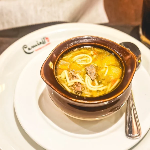 Cazuela de sopa casera con fideos y carne
