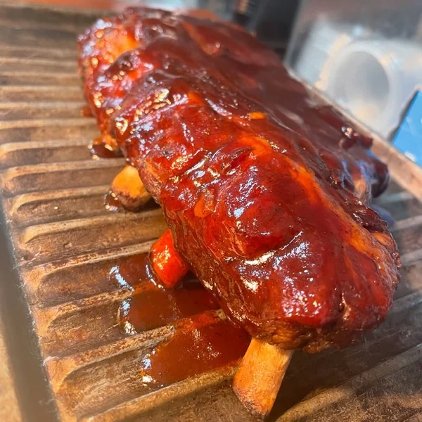 Costillas glaseadas sobre la parrilla
