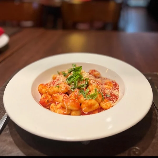 Ñoquis en salsa de tomate con queso