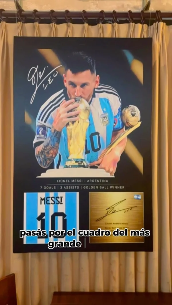 Cuadro de Messi besando la Copa del Mundo