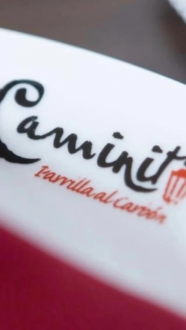 Plato con el sello Caminito Parrilla al Carbón