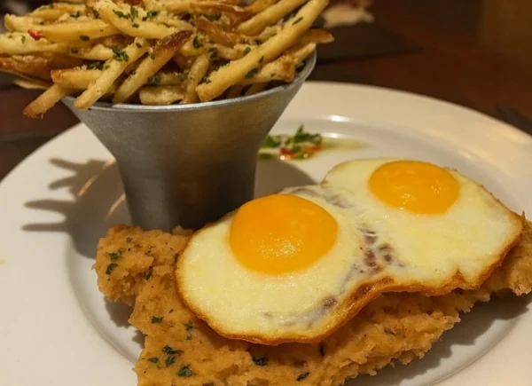 Milanesa a caballo con papas fritas