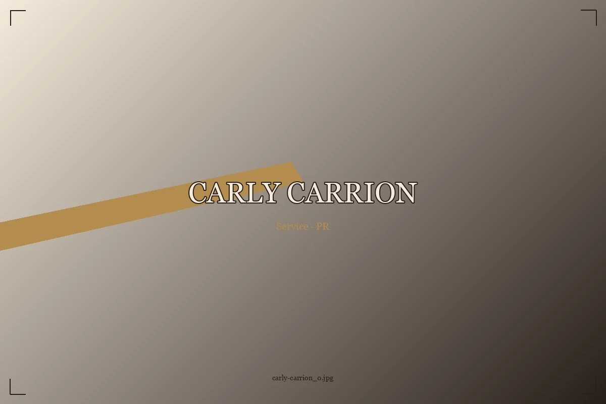 Caja de transmisión desmontada sobre mesa de trabajo bajo banderines Castrol en el taller Carly Carrión