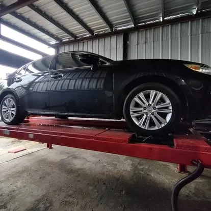 Sedán en la plataforma de alineación en Centro Automotriz Juano