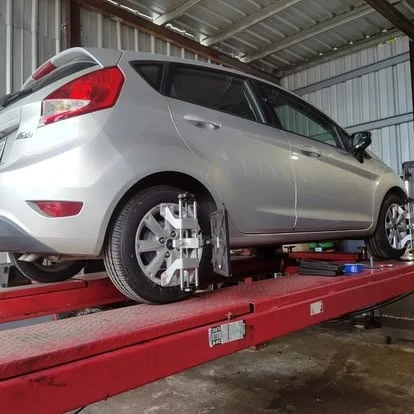 Vehículo compacto montado en la plataforma con sensor de alineación