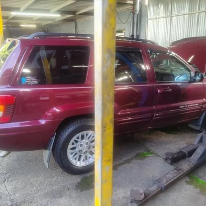 SUV en bahía de servicio recibiendo mecánica general