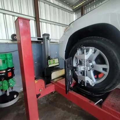 Plataforma de alineación computarizada con sensor en la rueda en Centro Automotriz Juano