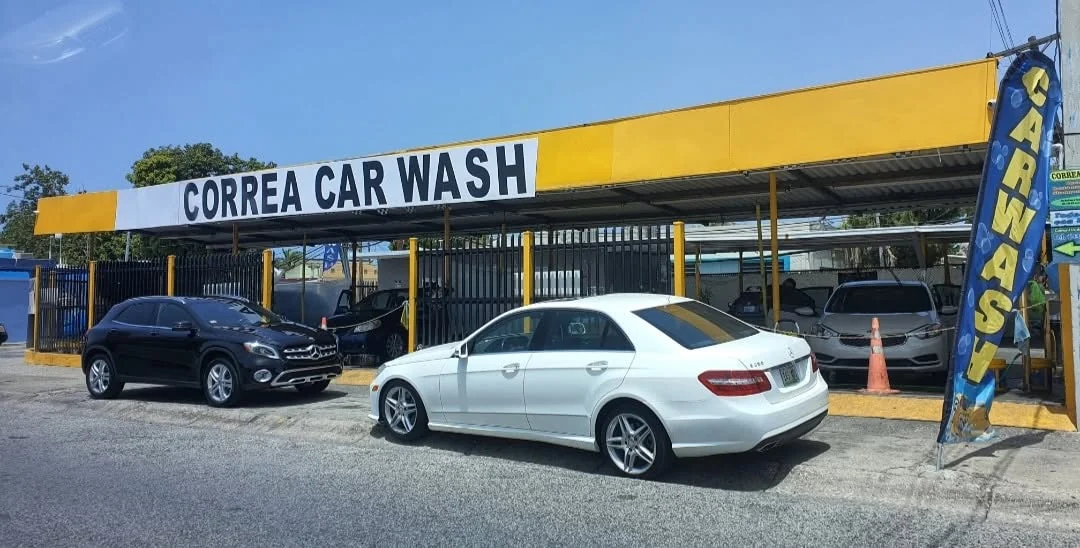 Fachada del Correa Car Wash en Ponce con bahías de lavado abiertas
