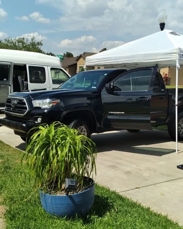 Montaje de detailing móvil de Correa con carpa en una residencia
