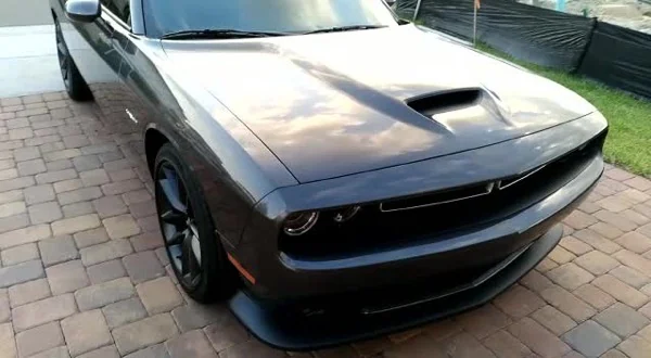 El mismo Dodge Challenger tras el sellado cerámico, brillo espejo