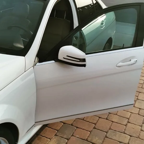 Mercedes-Benz blanco con puerta abierta tras detailing