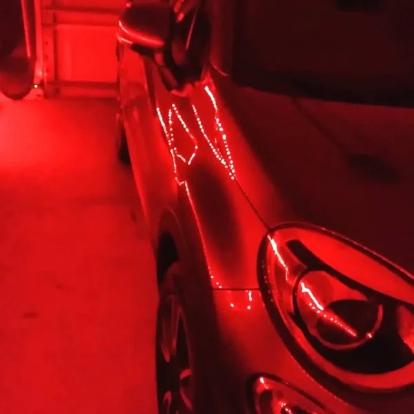 Reflejo de luz LED roja sobre pintura cerámica recién pulida