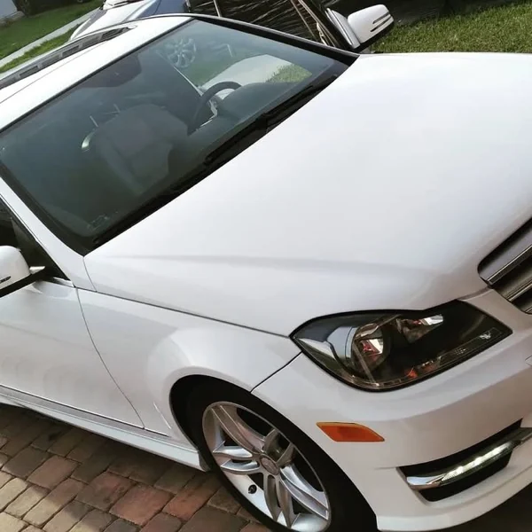 Mercedes-Benz Clase C blanco con acabado espejo