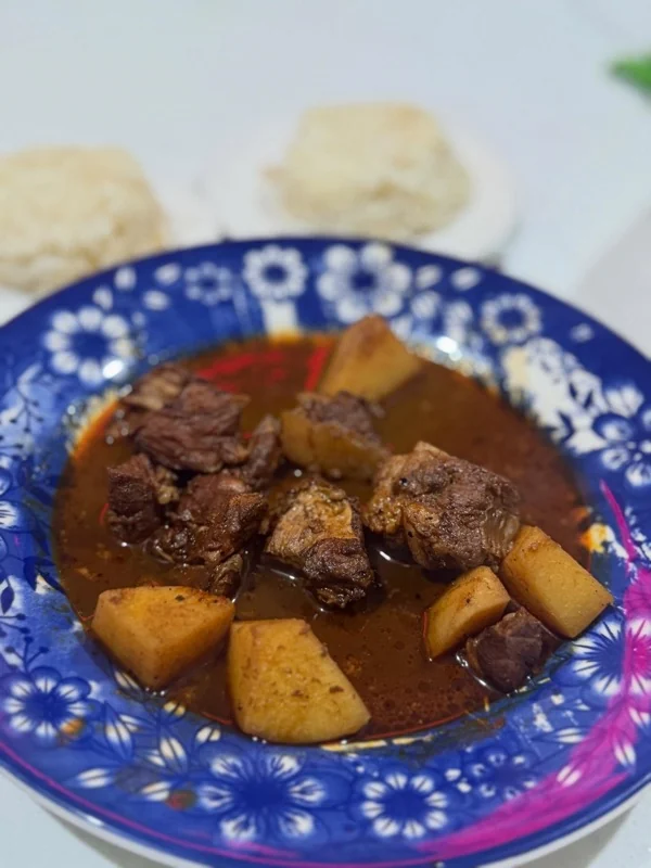 Plato hondo con guisado de carne y papas