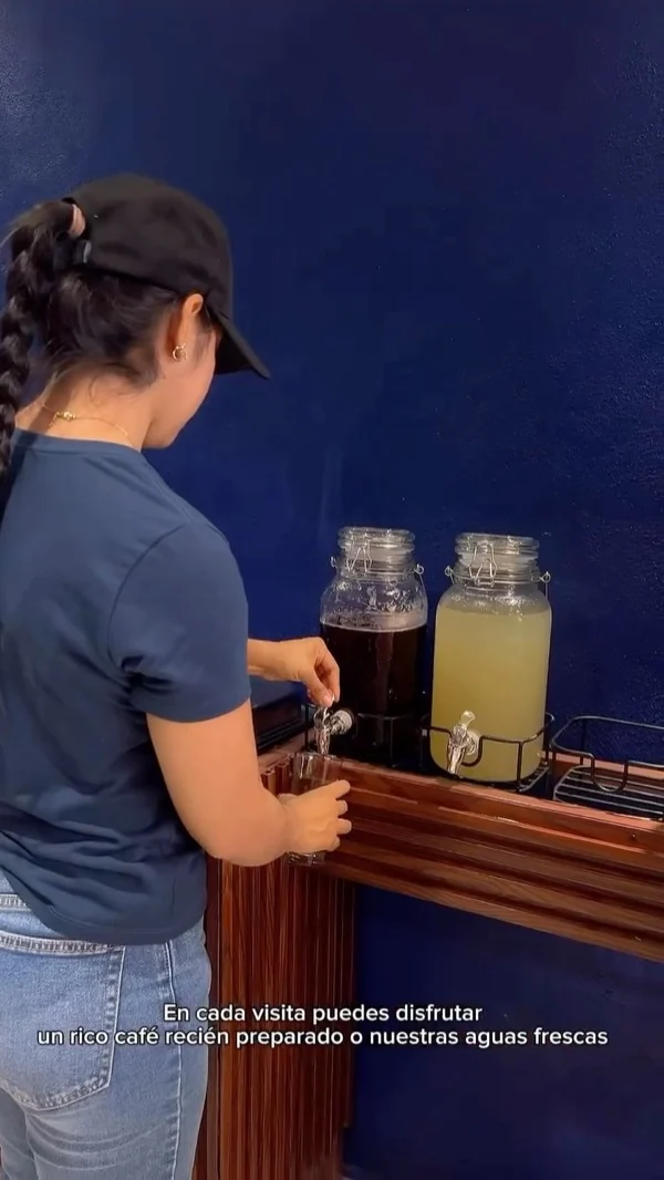 Aguas frescas servidas desde frasco de cristal