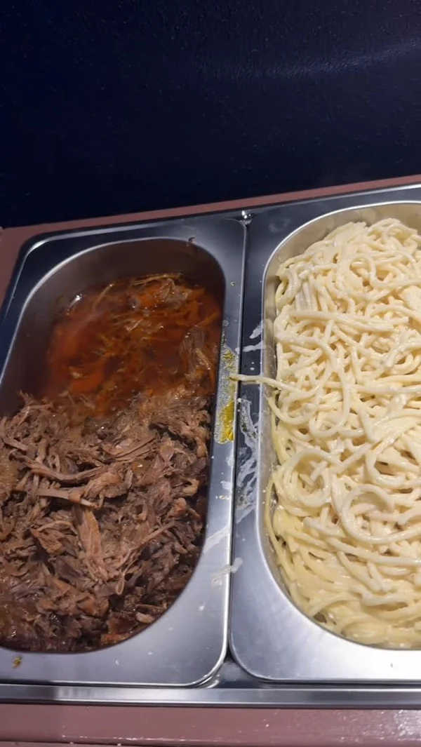 Bandejas del buffet con res deshebrada y espagueti