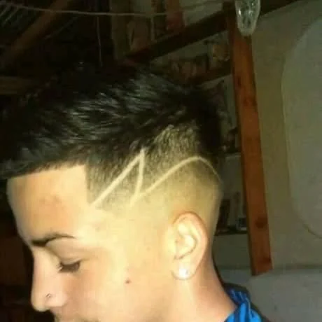 Diseño freestyle tallado en el fade