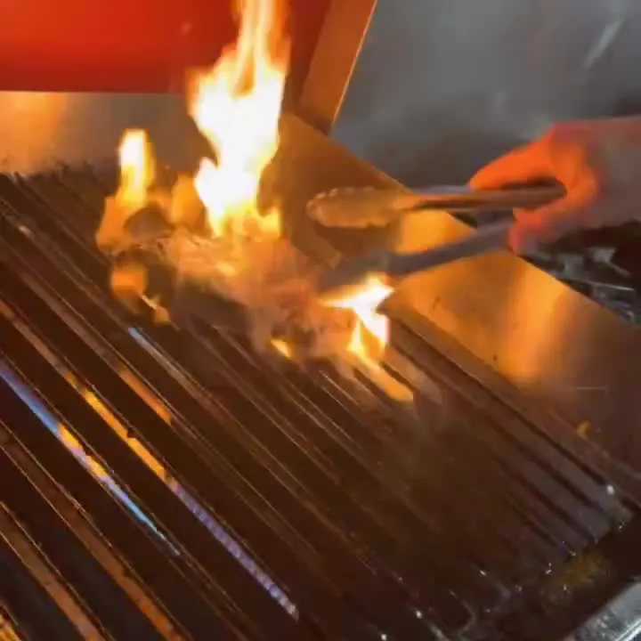 Carne a la parrilla con llamas