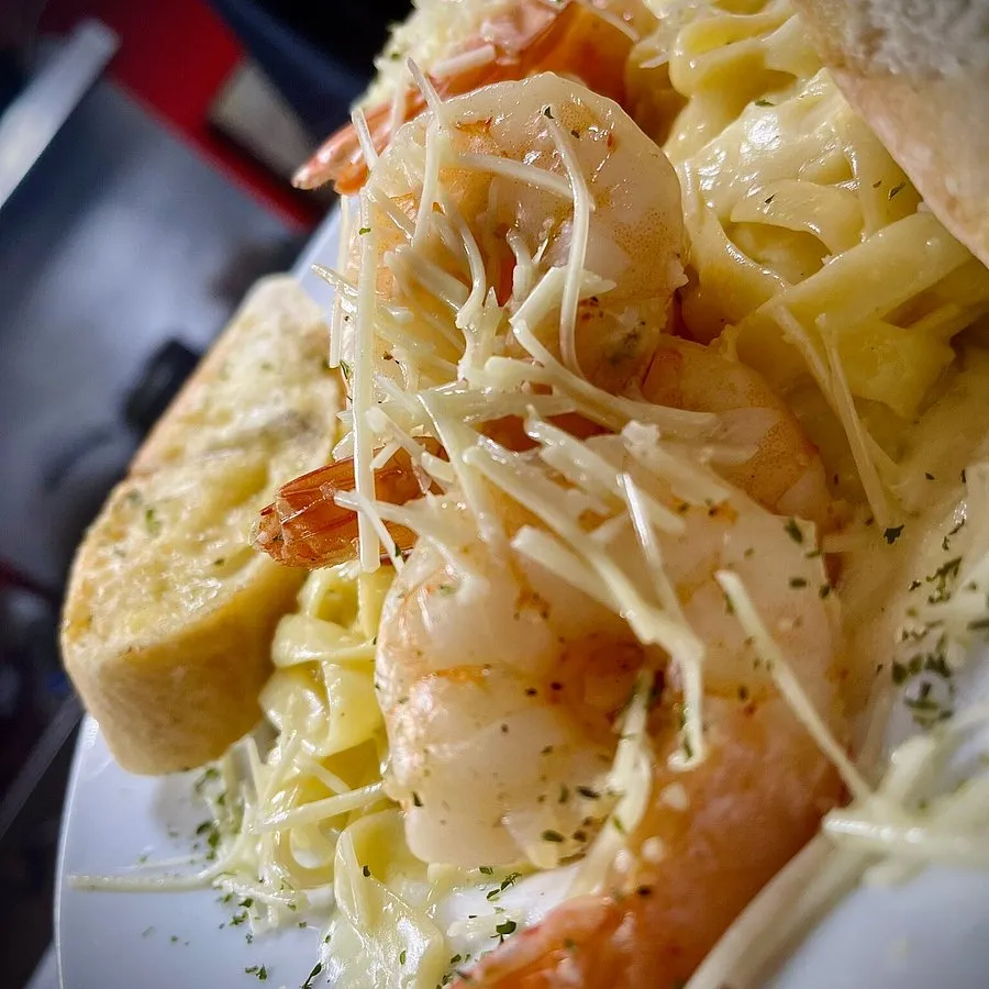Fettuccini con camarones al ajillo