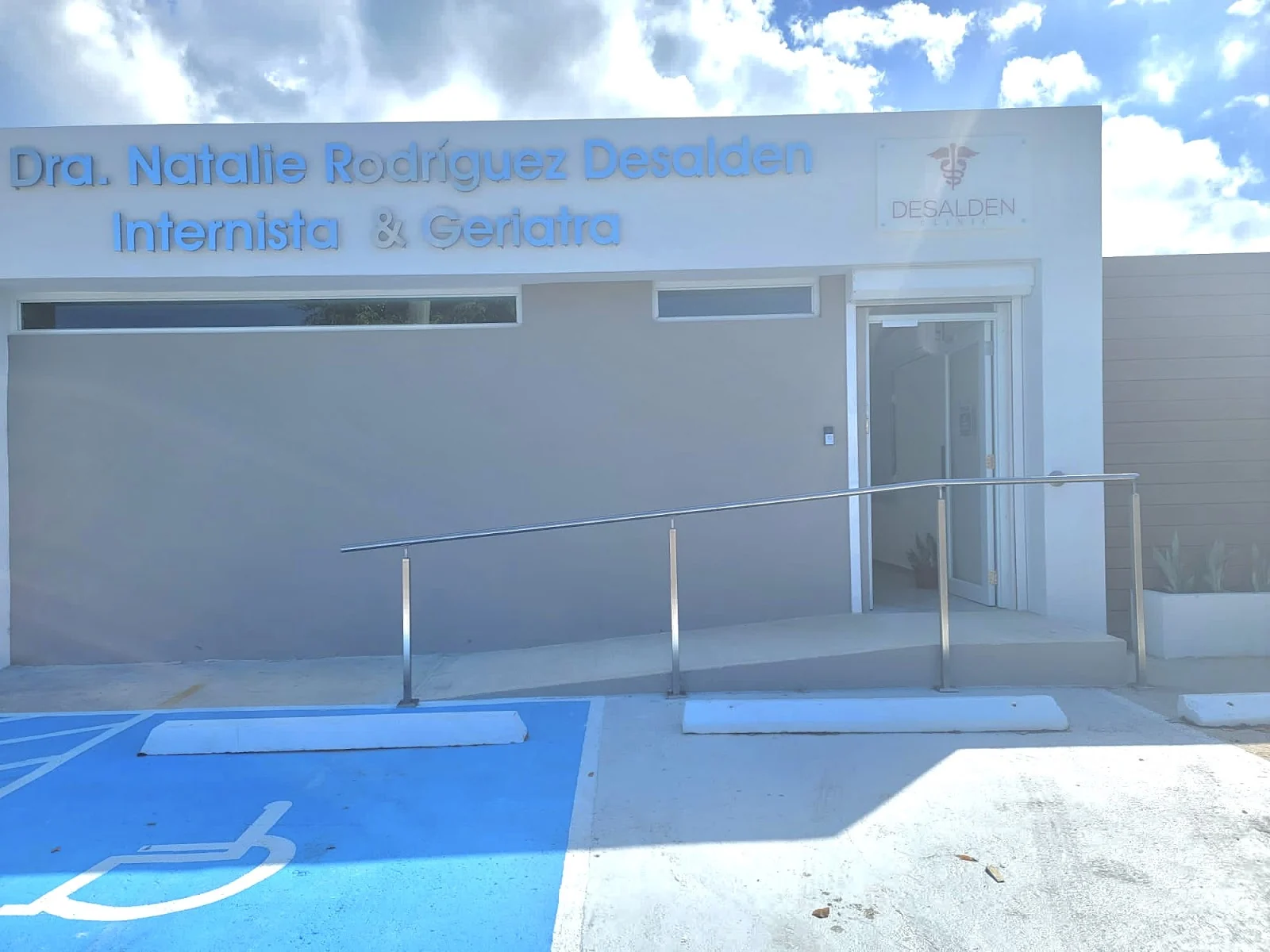 Fachada de Desalden Clinic en Toa Baja con rampa de acceso, pasamanos y estacionamiento accesible