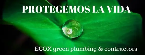 Plomero con guantes trabajando en registro de drenaje séptico con manguera de limpieza