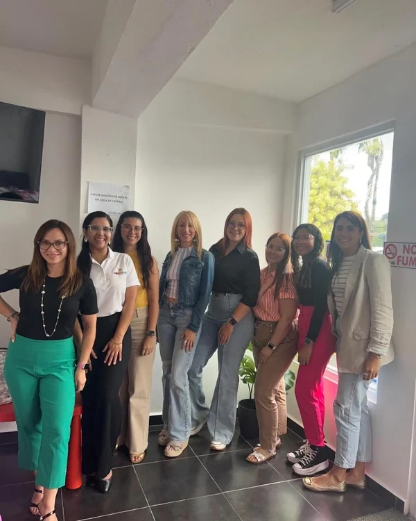 Grupo de mujeres de la comunidad Educanvas reunidas en el estudio
