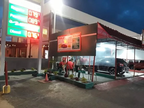 Área de lavado de Febles de noche con una SUV en proceso de detallado