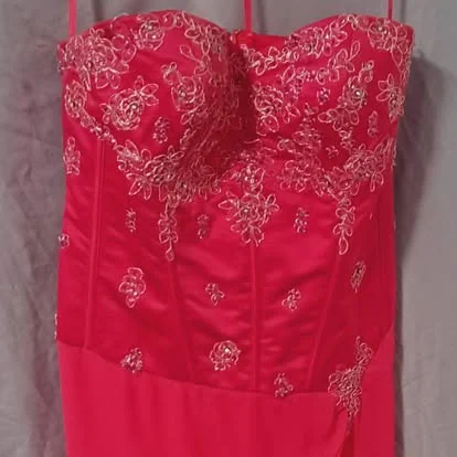 Vestido rojo de quinceañera con bordado dorado, ajustado por Figueroa Cleaners