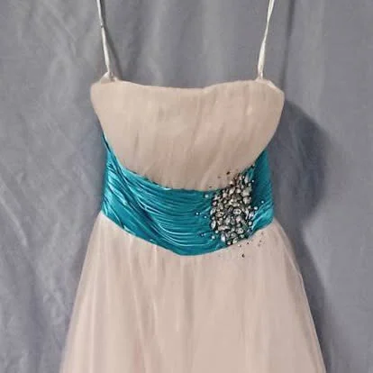 Vestido coctel turquesa con detalle de cristales, limpiado por Figueroa Cleaners