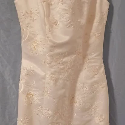 Vestido de novia color crema con bordado de pedrería floral, preservado por Figueroa Cleaners