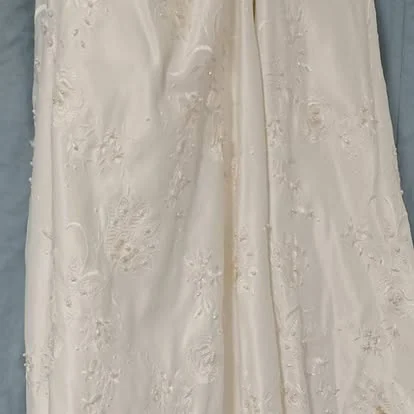 Vestido de novia en seda con bordado floral perlado, preservado por Figueroa Cleaners
