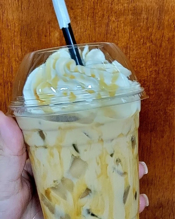 Vaso alto bien frío con crema batida y sirop de caramelo