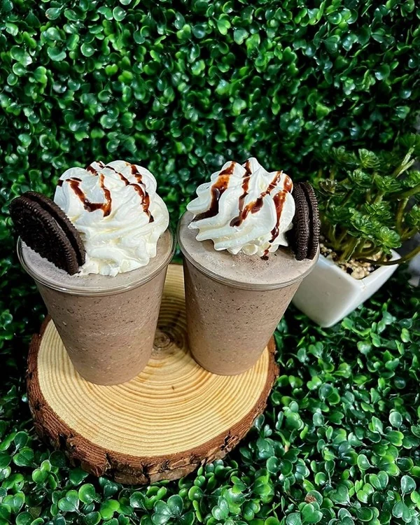 Dos frappés de Oreo con galletas enteras y sirop de chocolate